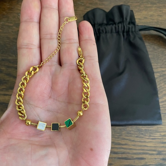 🎉🌺✨NWOT Gorgeous 18K Gold Plated Bracelet with cubes - Picture 4 of 4